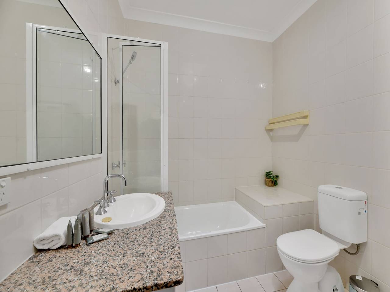 Entire apartment, Tranquil 3-Bed Unit with Lush Garden Views in Taringa, Brisbane