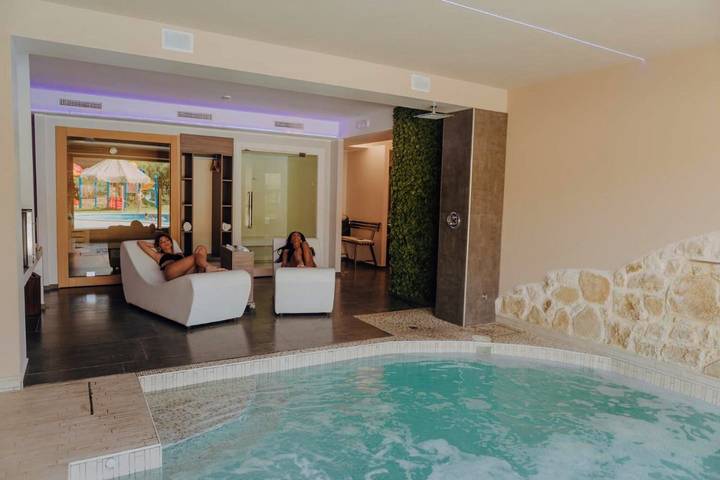 Hôtel pour 3 personnes, avec piscine ainsi que sauna et jardin