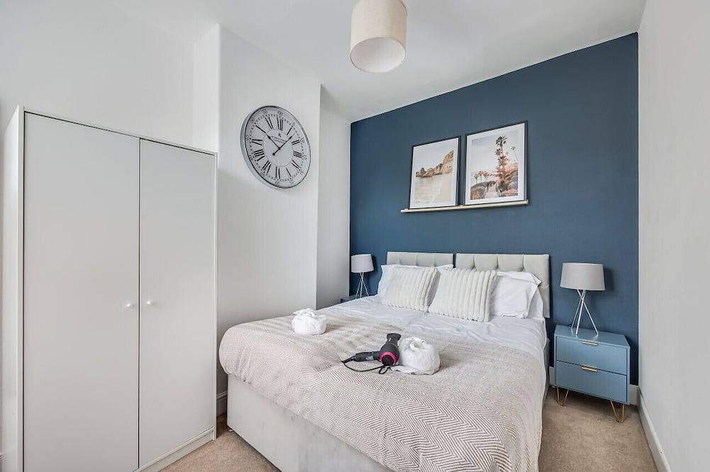 Stylish House with Pool Table, Free Parking, Fast Wifi and Smart Tvs by Yoko Property in Northampton, Northamptonshire