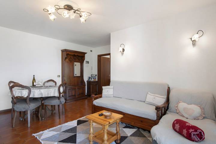 Hel lejlighed, Apartment 'Maison Du Soleil - Bien-être' with Mountain View, Private Terrace and Wi-Fi in Saint-Vincent, Comune di Saint-Vincent