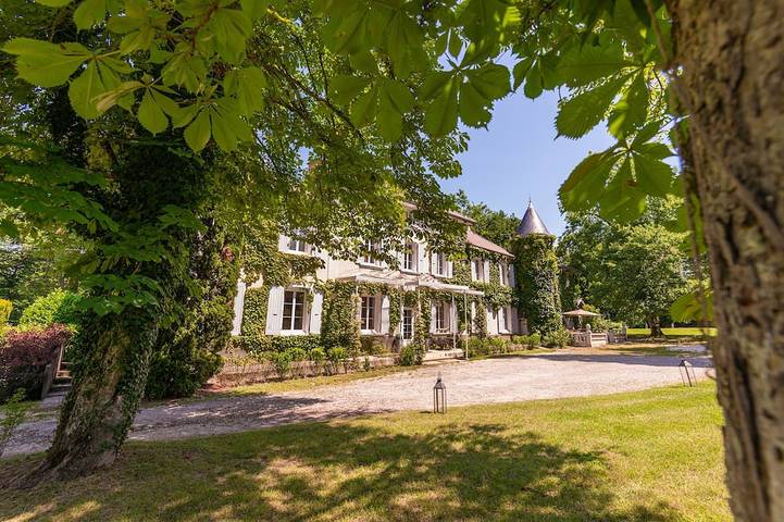 Château pour 50 personnes, avec Jacuzzi et Terrasse ainsi que Jardin et Piscine dans l' Isère