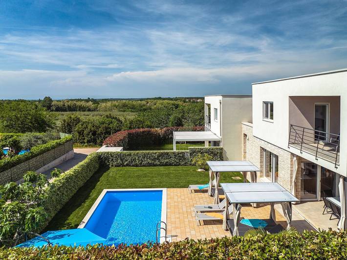 Ferienhaus für 6 Personen, mit Balkon und Terrasse sowie Garten und Pool