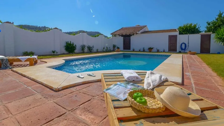 Chalet para 10 personas, con terraza además de jardín y piscina - 1