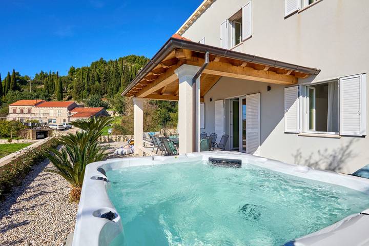 Ferienhaus für 9 Personen, mit Terrasse und Whirlpool sowie Garten
