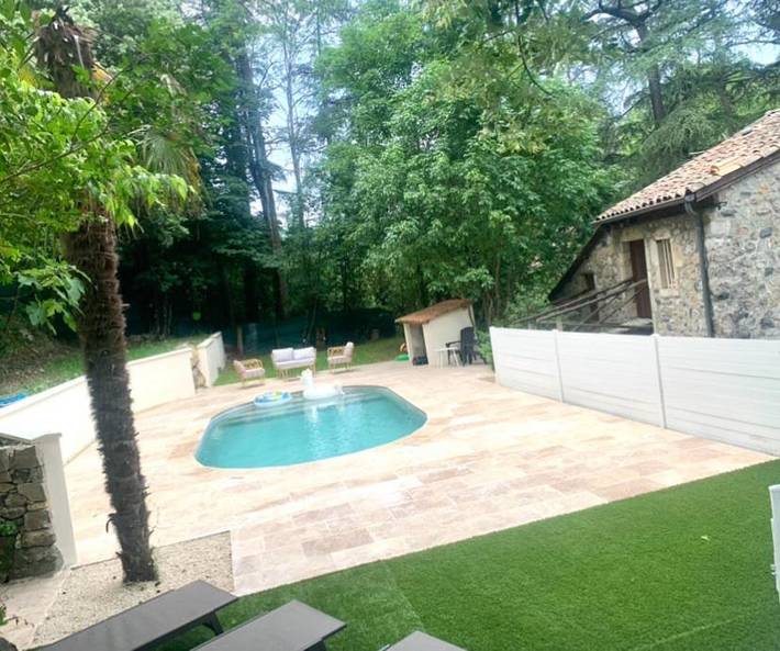Gîte pour 3 personnes, avec Terrasse ainsi que Piscine et Vue dans Thermes De Vals Les Bains