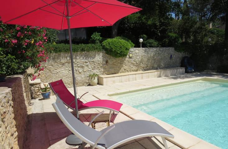 Gîte pour 4 personnes, avec jardin ainsi que terrasse et piscine