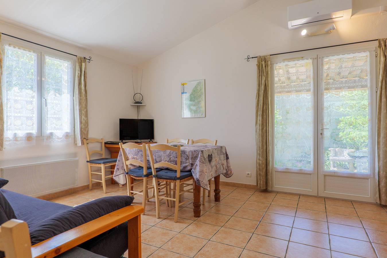 Gîte Le Micocoulier La Fontinelle – Ruhige Ferienhäuser in der Ardèche in Bessas, Ardèche