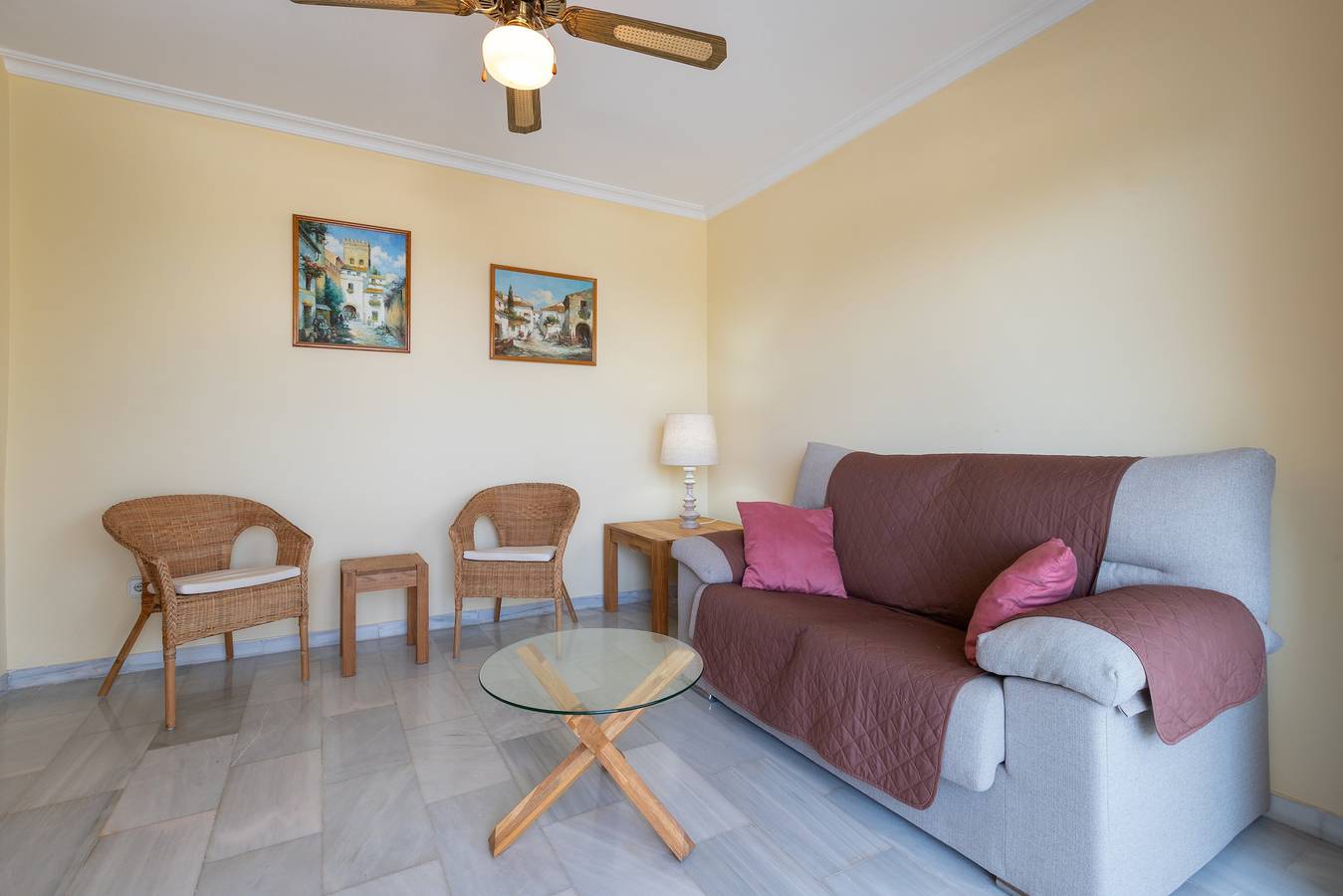 Apartamento entero, Luminoso y acogedor apartamento con vistas al mar, piscina compartida y Wi-Fi in Sitio de Calahonda, Mijas