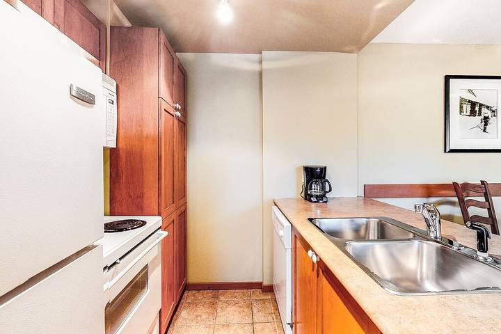 Glamping for 4 people, with hot tub and pool as well as sauna and balcony in Whistler