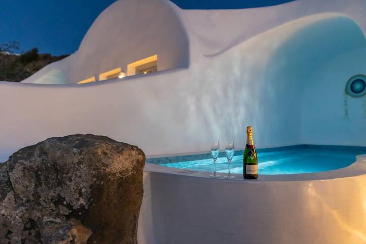 Apartment for 3 people, with ocean view and garden as well as terrace in Santorini