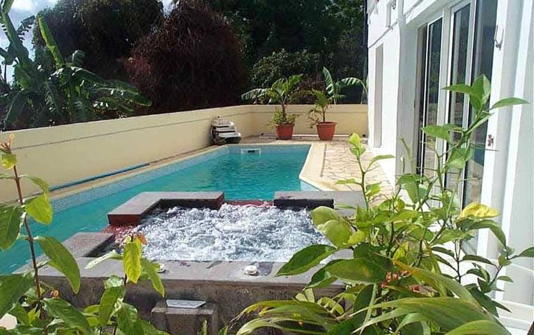Gîte pour 4 personnes, avec jardin ainsi que piscine et terrasse dans Bois de Nèfles