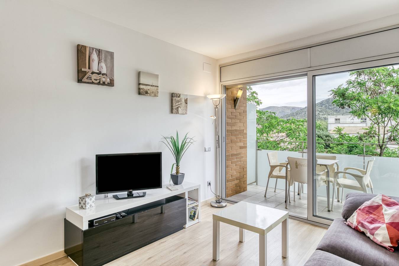 Ganze Wohnung, Ferienwohnung 'Georges' mit gemeinsamer Terrasse, Balkon und Klimaanlage in Roses Centre, Roses