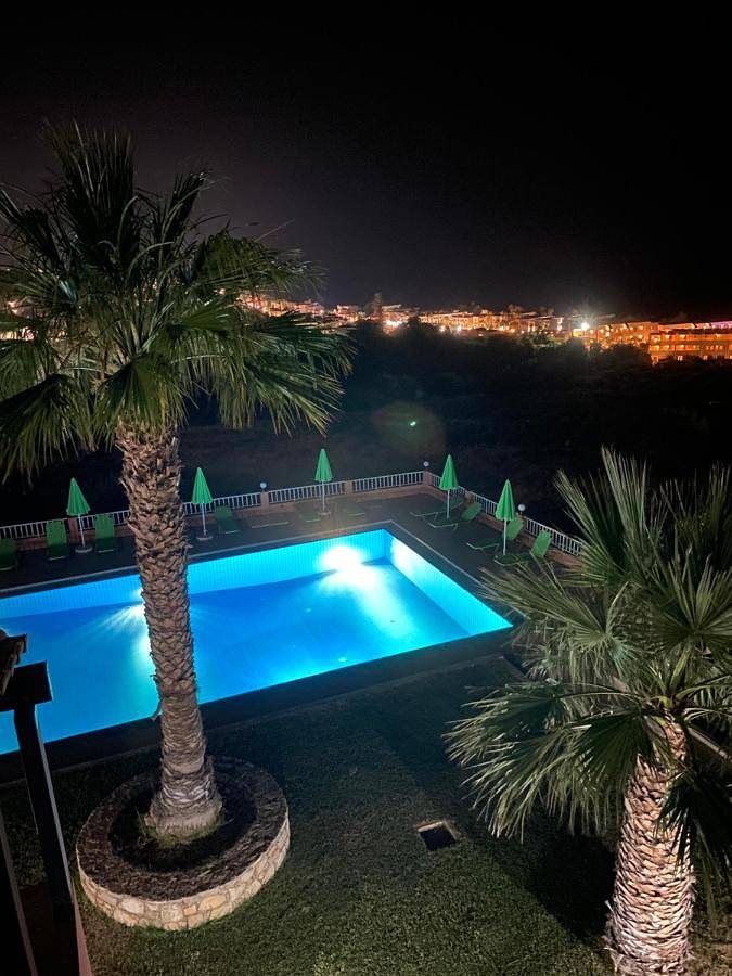 Location de vacances pour 3 personnes, avec Balcon et Terrasse ainsi que Jardin et Piscine dans Stalos - 3