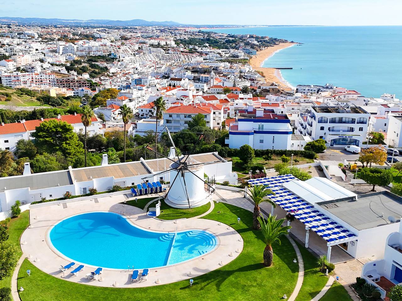 Apartamento inteiro, Casa acogedora en Albufeira con piscina y estacionamiento in Albufeira, Distrito de Faro