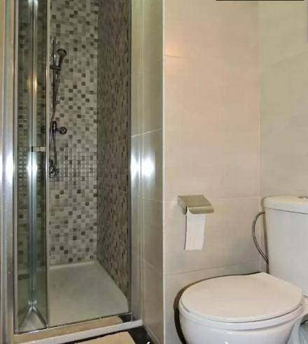 Apartamento de férias inteiro, Double Room with Shared Bathroom in Benfica, Lisboa