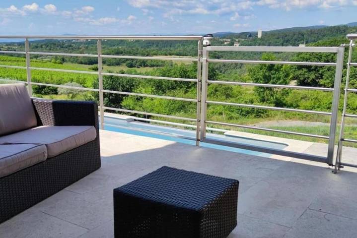 Location de vacances pour 6 personnes, avec piscine ainsi que vue et jardin à Vinezac - 4