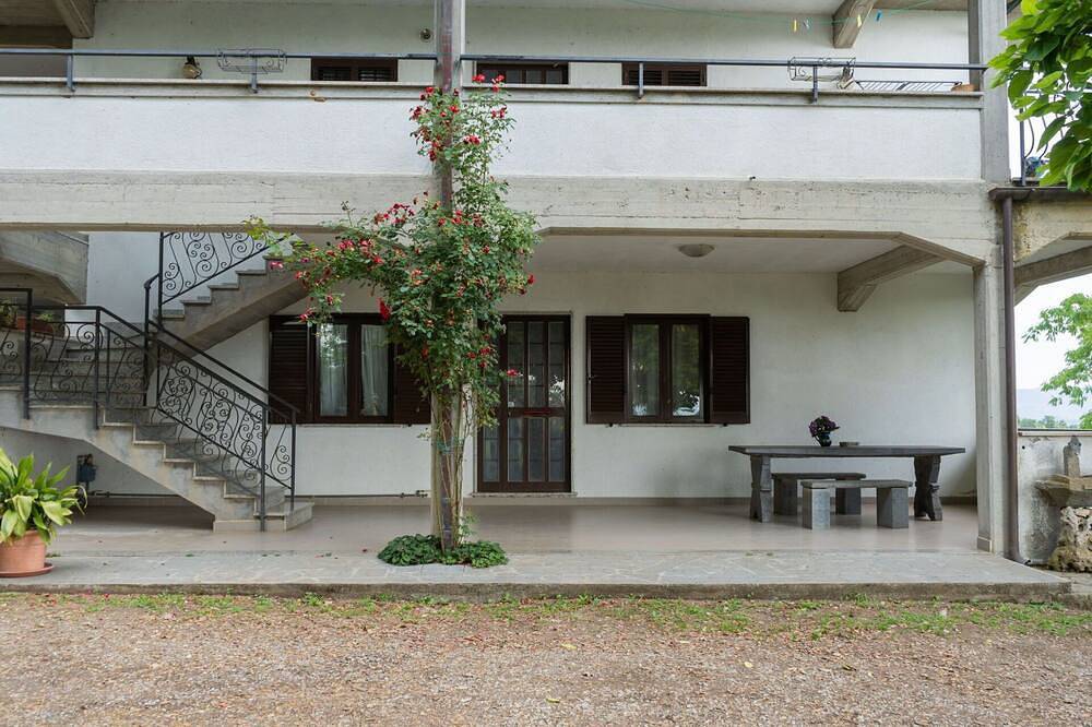 Hermoso apartamento en villa para 6 personas con piscina, Wifi, Tv, terraza y aparcamiento in Val di Lago, Lago de Bolsena