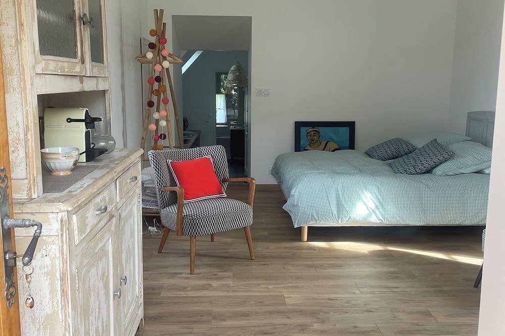 Ganze Wohnung, Between sea and land, charming 31m2 apartment in 18th century presbytery. in Pleudaniel, Rosa Granitküste