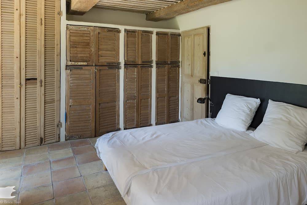 Charming house with swimming pool in the middle of vineyards in Luberon in Goult, Parc naturel régional du Luberon