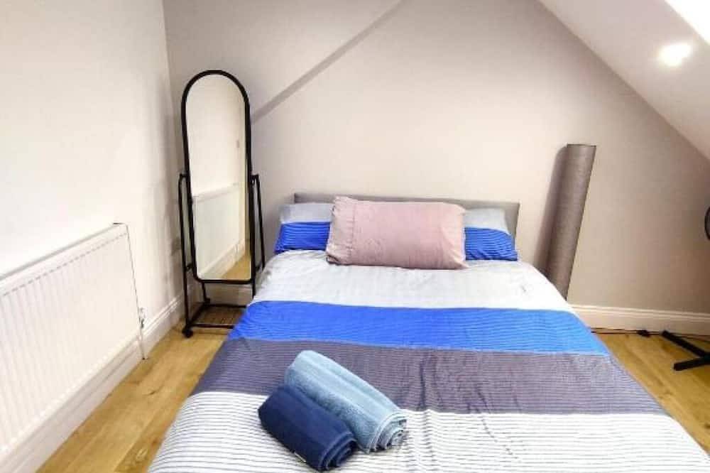 Entire apartment, Comfystay-london : Double Room with Extra Bed in Newham, London