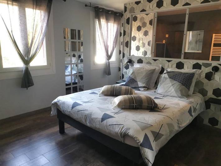 Chambre d’hôte pour 2 personnes, avec piscine et jacuzzi ainsi que sauna et jardin à Salles - 2