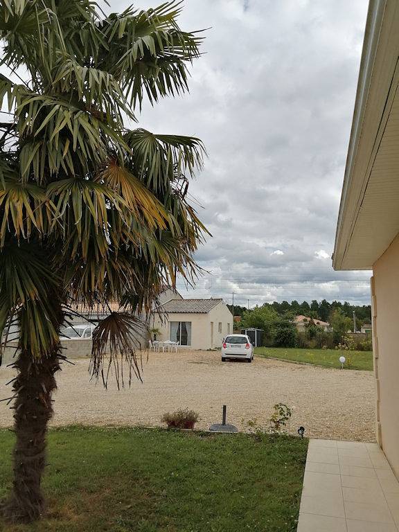 Gîte pour 2 personnes, avec jardin dans Les Églisottes-et-Chalaures