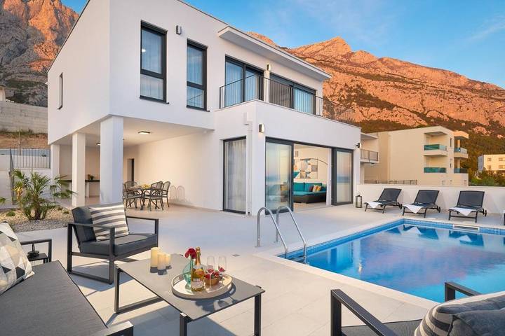 Villa für 8 Personen, mit Pool und Ausblick sowie Balkon in Makarska