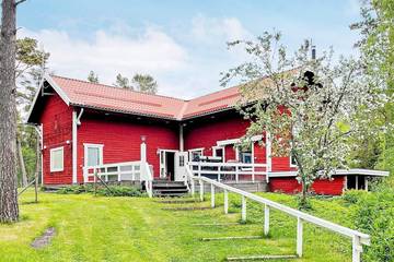 Ferienhaus für 13 Personen, mit Sauna und Garten in Väddö