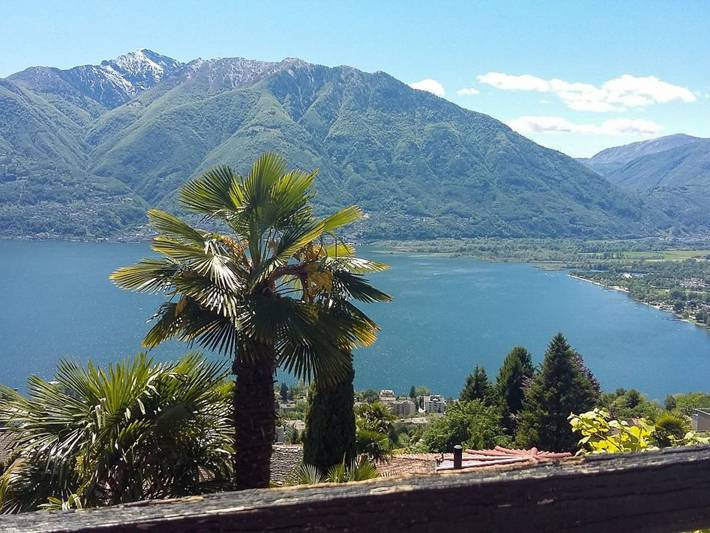 Ferienhaus für 4 Personen, mit Balkon und Terrasse sowie Garten und Seeblick im Ticino
