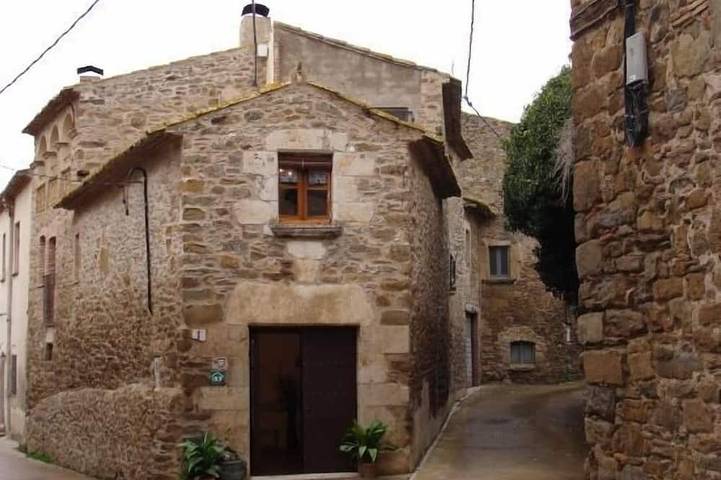 Casa de vacaciones para 6 personas, con balcón y jardín en Ullastret