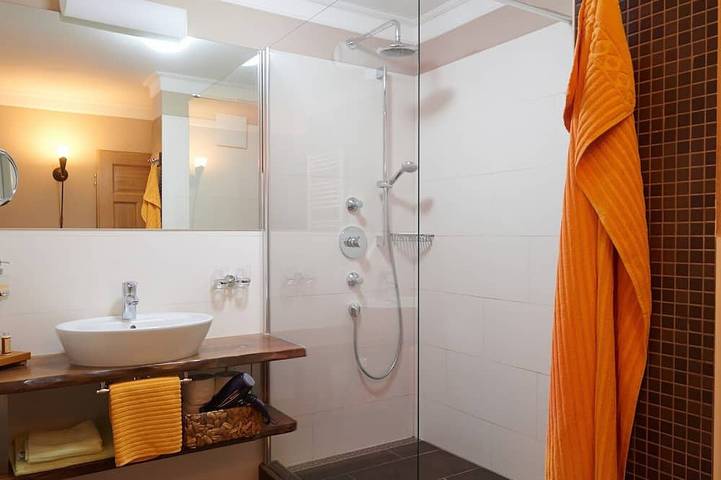 Ganze Wohnung, 5-Sterne-Ferienwohnung mit Ostbalkon für 1 - 5 Personen, 75 qm in Amerang, Landkreis Rosenheim