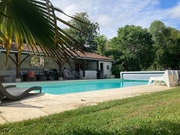 Gîte pour 11 personnes, avec piscine et terrasse ainsi que vue et jardin à Agonac