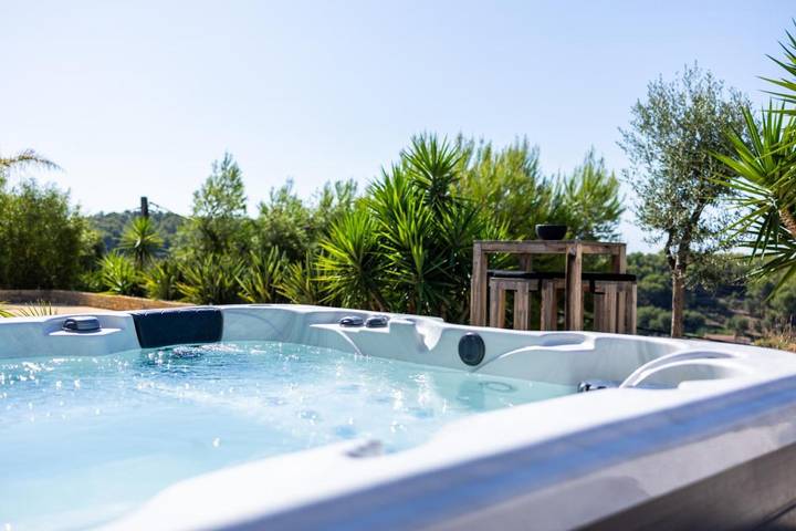Location de vacances pour 8 personnes, avec balcon et jardin ainsi que jacuzzi et piscine à Ollioules - 3