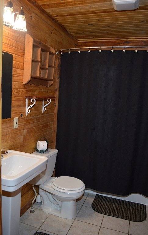 Deluxe mit Hot Tub-Kabine # 20. Das Hotel liegt am Patoka Lake im südlichen Indiana in Patoka Lake