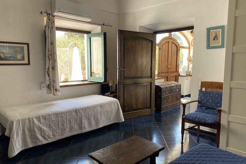 Villa umgeben von viel Grün nur wenige Schritte vom Meer entfernt in Procida, Neapel Provinz