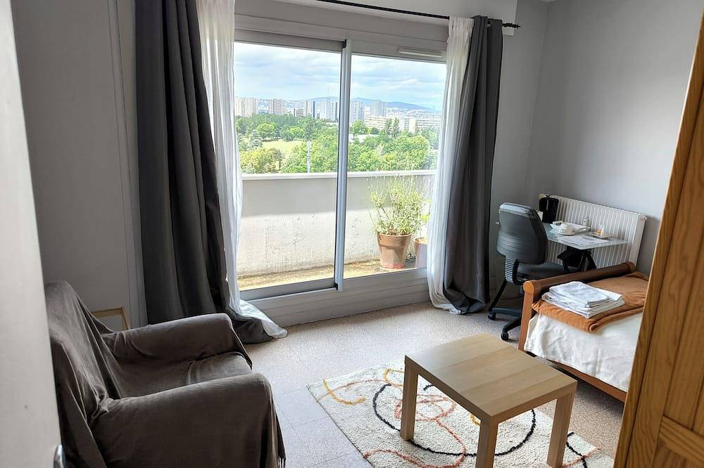 Appartement entier, Chambre double privée. in Vénissieux, Rhône
