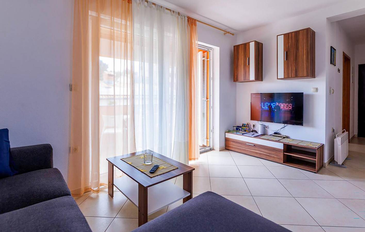 Ganze Ferienwohnung, Apartment mit Meerblick und Terrasse, 300 m von der Küste und Restaurants entfernt in Soline, Krk
