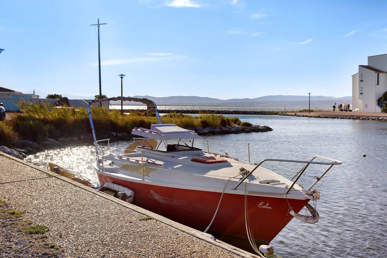 Eolia Boat Moored at Le Barcarès: Unique Stay by the Lagoon in Le Barcarès, Côte d'Améthyste