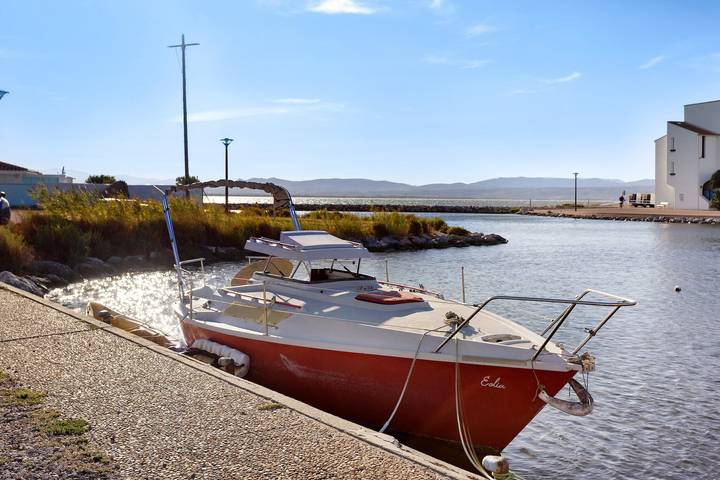 Eolia Boat Moored at Le Barcarès: Unique Stay by the Lagoon in Le Barcarès, Côte d'Améthyste