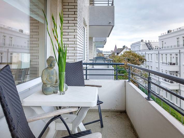 Ganze Ferienwohnung, Meeresrauschen - Haus Dünenburg, Elisabethstraße 9 - Diese freundlich eingerichtete 2-Zimmer-Wohnung befindet sich im 3 Og. mit Balkon (Süden) und Garage in Westerland, Sylt (Gemeinde)