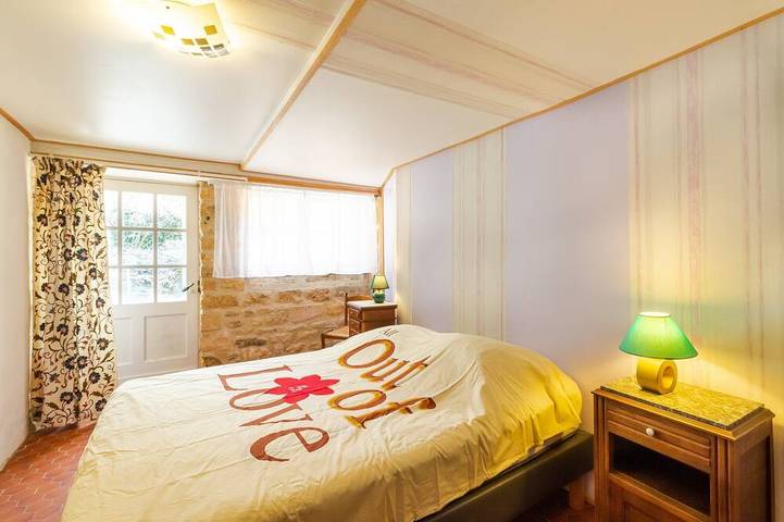 Location de vacances pour 5 personnes, avec jardin ainsi que piscine et terrasse, animaux acceptés à Peyzac-le-Moustier - 4