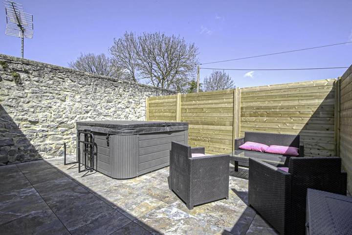 Location de vacances pour 5 personnes, avec Jacuzzi ainsi que Terrasse et Jardin à Cottun