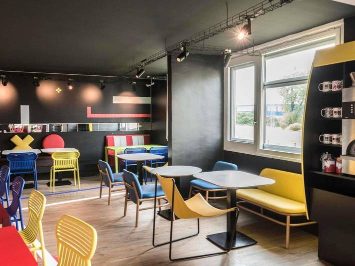 Hôtel pour 4 personnes, avec piscine et jardin, animaux acceptés à Bron - 3