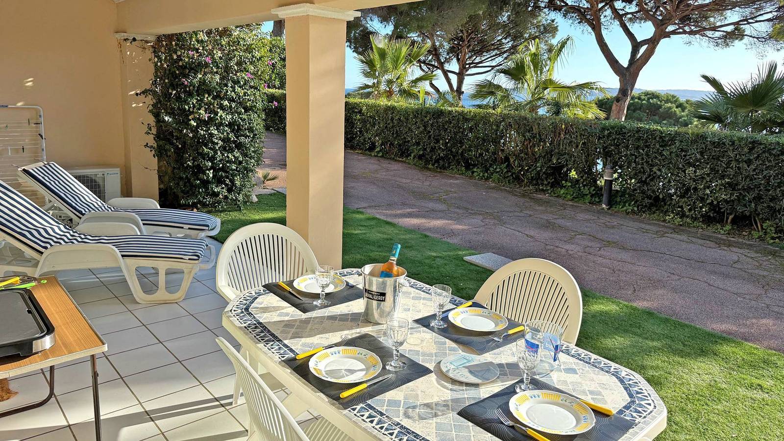 Entire holiday apartment, T2 apartment - 2/4 people - Sea view - Air conditioning - Wifi - Beach by foot - Sainte Maxime in La Nartelle, Sainte-Maxime