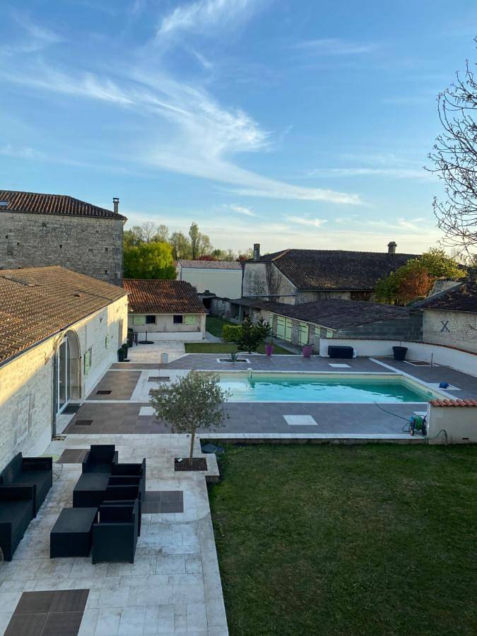 Location de vacances pour 6 personnes, avec jardin et piscine à Gensac-la-Pallue - 2