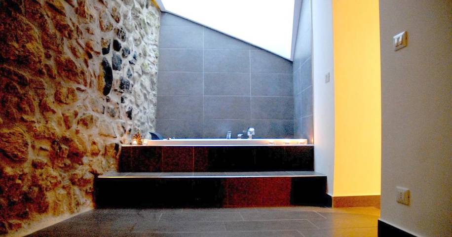 Location de vacances pour 6 personnes, avec jacuzzi et balcon à Montalbano Elicona