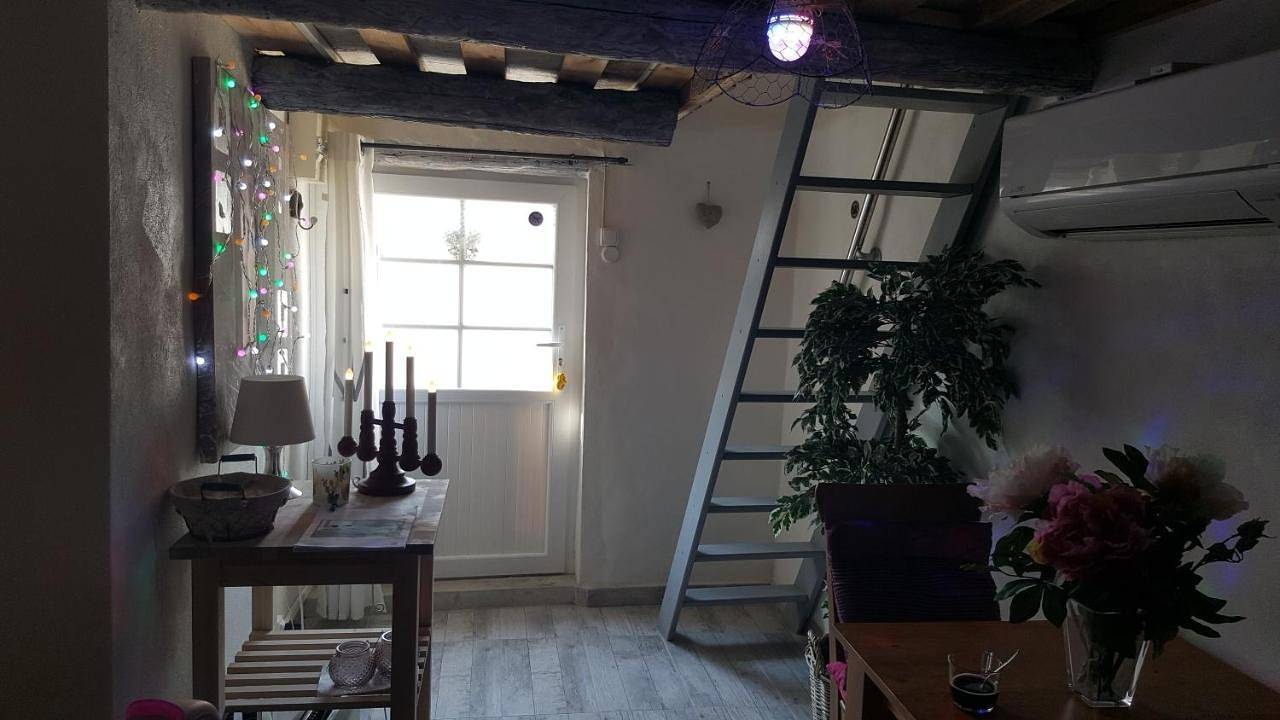 Suite with Hot Tub in Sénas, Région d'Arles