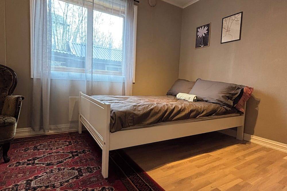 Ganze Wohnung, Modern 3-Bedroom Apartment in Raufoss Centre with Private Garden in Vestre Toten