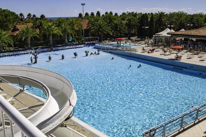 Bungalow per 6 persone, con Balcone e Terrazza nonché Giardino e Piscina a Roseto degli Abruzzi