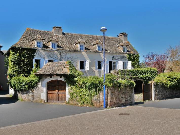 Location de vacances pour 12 personnes, avec Balcon ainsi que Terrasse et Jardin à Luc-la-Primaube